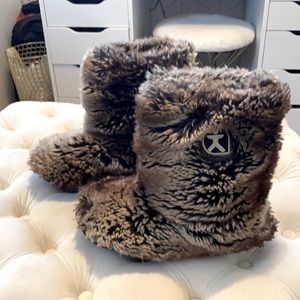 Women size 6, UK 3/4 bedroom athletics fury slippers